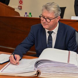 Zväčšiť fotografiu - Predseda a poslanci zložili sľuby, známe sú aj mená podpredsedov - DSC_7704