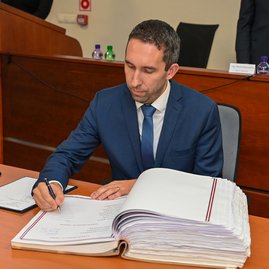 Zväčšiť fotografiu - Predseda a poslanci zložili sľuby, známe sú aj mená podpredsedov - DSC_7714