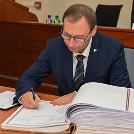 Zväčšiť fotografiu - Predseda a poslanci zložili sľuby, známe sú aj mená podpredsedov - DSC_7727