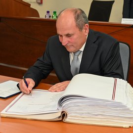 Zväčšiť fotografiu - Predseda a poslanci zložili sľuby, známe sú aj mená podpredsedov - DSC_7759