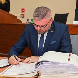 Zväčšiť fotografiu - Predseda a poslanci zložili sľuby, známe sú aj mená podpredsedov - DSC_7768
