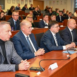 Zväčšiť fotografiu - Predseda a poslanci zložili sľuby, známe sú aj mená podpredsedov - DSC_7803