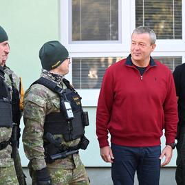 Zväčšiť fotografiu - Predseda tsk navštívil záchranné zložky na hornej nitre