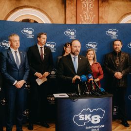 Zväčšiť fotografiu - Predsedovia krajov žiadajú zmenu pravidiel fondu na podporu športu, zjednotenie školských procesov a prísnejšie štandardy pre autobusové stanice