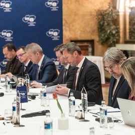 Zväčšiť fotografiu - Predsedovia krajov žiadajú zmenu pravidiel fondu na podporu športu, zjednotenie školských procesov a prísnejšie štandardy pre autobusové stanice