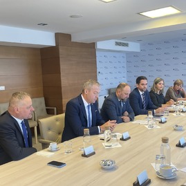 Zväčšiť fotografiu - Predstavitelia krajov sa stretli s novým ministrom - sk8 s ministrom skolstva