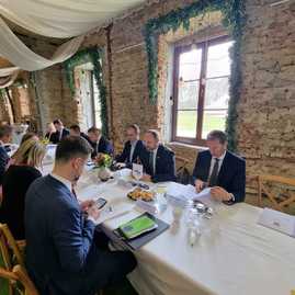 Zväčšiť fotografiu - Predstavitelia regionálnych samospráv rokovali v rúbani - IMG-20230324-WA0009
