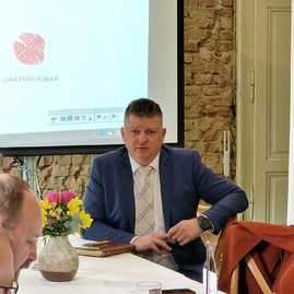Zväčšiť fotografiu - Predstavitelia regionálnych samospráv rokovali v rúbani - IMG-20230324-WA0010