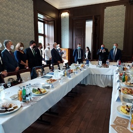 Zväčšiť fotografiu - Predstavitelia samosprávnych krajov rokovali o zdravotníctve či dvadsaťročnici svojej existencie - 20210930_102358