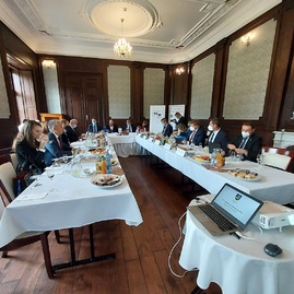 Zväčšiť fotografiu - Predstavitelia samosprávnych krajov rokovali o zdravotníctve či dvadsaťročnici svojej existencie - 20210930_103033