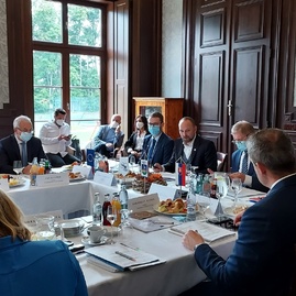 Zväčšiť fotografiu - Predstavitelia samosprávnych krajov rokovali o zdravotníctve či dvadsaťročnici svojej existencie - 20210930_104043