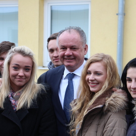 Prezident slovenskej republiky v púchove vyslovil pochvalu študentom soš obchodu a služieb - IMG_4210