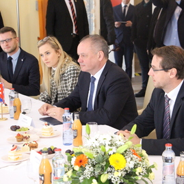 Prezident slovenskej republiky v púchove vyslovil pochvalu študentom soš obchodu a služieb - IMG_4227