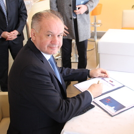 Prezident slovenskej republiky v púchove vyslovil pochvalu študentom soš obchodu a služieb - IMG_4229