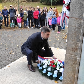 Zväčšiť fotografiu - Pri obnovenom pamätníku v trenčianskych tepliciach vzdali úctu hrdinom - IMG_20211027_160724_1