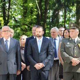 Pri pamätníku umučených na trenčianskej brezine spomínali na hrdinských vojakov, partizánov a civilistov - IMG_1011