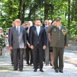 Pri pamätníku umučených na trenčianskej brezine spomínali na hrdinských vojakov, partizánov a civilistov - IMG_1044