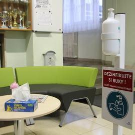 Zväčšiť fotografiu - Priestory župných stredných škôl sú na celoplošné testovanie pripravené - IMG_2295