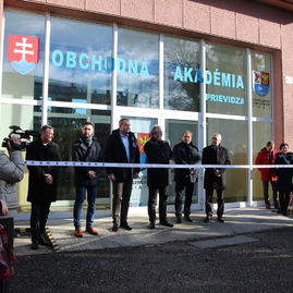 Zväčšiť fotografiu - Prievidzská obchodná akadémia prešla rekonštrukciou za viac ako pol milióna eur - IMG_7867