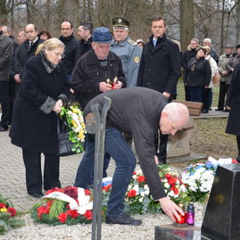 Pripomenuli si 9. výročie tragickej udalosti vo vojenskom opravárenskom podniku v novákoch - 2_resize