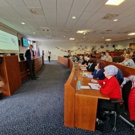 Zväčšiť fotografiu - Projekt finančného vzdelávania seniorov odštartoval pilotne v trenčianskom kraji - 20230313_130438