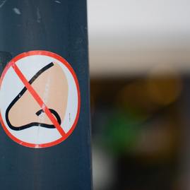 Zväčšiť fotografiu - Projekt life ip by mal priniesť čistejšie ovzdušie v kraji - signage-sticker-on-post-1571582
