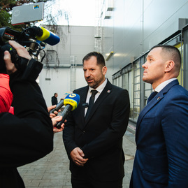 Zväčšiť fotografiu - Prvá výjazdová vláda rokovala v trenčíne, uvoľnené boli financie pre samosprávy - TSK_vyjazdove_gastro_hokejovka_mini (100 of 102)