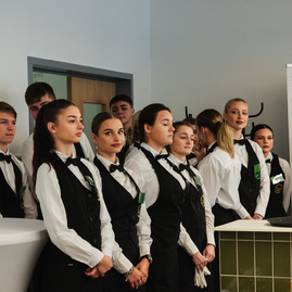 Zväčšiť fotografiu - Prvá výjazdová vláda rokovala v trenčíne, uvoľnené boli financie pre samosprávy - TSK_vyjazdove_gastro_hokejovka_mini (18 of 102)