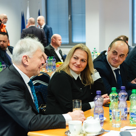 Zväčšiť fotografiu - Prvá výjazdová vláda rokovala v trenčíne, uvoľnené boli financie pre samosprávy - TSK_vyjazdove_gastro_hokejovka_mini (2 of 102)