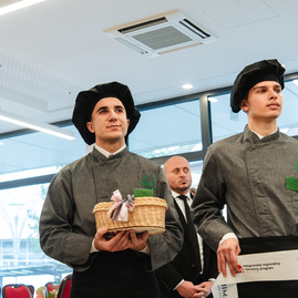 Zväčšiť fotografiu - Prvá výjazdová vláda rokovala v trenčíne, uvoľnené boli financie pre samosprávy - TSK_vyjazdove_gastro_hokejovka_mini (36 of 102)