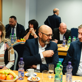 Zväčšiť fotografiu - Prvá výjazdová vláda rokovala v trenčíne, uvoľnené boli financie pre samosprávy - TSK_vyjazdove_gastro_hokejovka_mini (3 of 102)