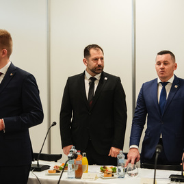 Zväčšiť fotografiu - Prvá výjazdová vláda rokovala v trenčíne, uvoľnené boli financie pre samosprávy - TSK_vyjazdove_gastro_hokejovka_mini (44 of 102)