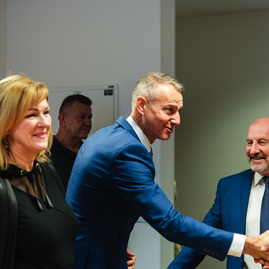 Zväčšiť fotografiu - Prvá výjazdová vláda rokovala v trenčíne, uvoľnené boli financie pre samosprávy - TSK_vyjazdove_gastro_hokejovka_mini (4 of 102)