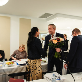 Zväčšiť fotografiu - Prvá výjazdová vláda rokovala v trenčíne, uvoľnené boli financie pre samosprávy - TSK_vyjazdove_gastro_hokejovka_mini (59 of 102)