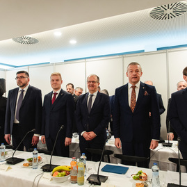 Zväčšiť fotografiu - Prvá výjazdová vláda rokovala v trenčíne, uvoľnené boli financie pre samosprávy - TSK_vyjazdove_gastro_hokejovka_mini (63 of 102)