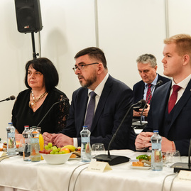 Zväčšiť fotografiu - Prvá výjazdová vláda rokovala v trenčíne, uvoľnené boli financie pre samosprávy - TSK_vyjazdove_gastro_hokejovka_mini (65 of 102)