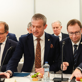 Zväčšiť fotografiu - Prvá výjazdová vláda rokovala v trenčíne, uvoľnené boli financie pre samosprávy - TSK_vyjazdove_gastro_hokejovka_mini (66 of 102)
