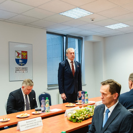 Zväčšiť fotografiu - Prvá výjazdová vláda rokovala v trenčíne, uvoľnené boli financie pre samosprávy - TSK_vyjazdove_gastro_hokejovka_mini (8 of 102)