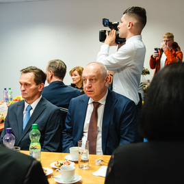 Zväčšiť fotografiu - Prvá výjazdová vláda rokovala v trenčíne, uvoľnené boli financie pre samosprávy - TSK_vyjazdove_gastro_hokejovka_mini (9 of 102)