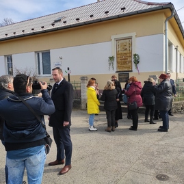 Zväčšiť fotografiu - Prvý jarný deň venovali v beckove najvýznamnejšiemu rodákovi - IMG_20220320_113747