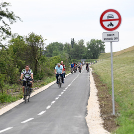 Prvých 13,4 km vážskej cyklotrasy dnes župa odovzdala verejnosti. niektorí cyklisti to označujú za udalosť roka. - 20180525_HORNA_STREDA_cyklotrasa_092w