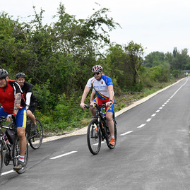 Prvých 13,4 km vážskej cyklotrasy dnes župa odovzdala verejnosti. niektorí cyklisti to označujú za udalosť roka. - 20180525_HORNA_STREDA_cyklotrasa_093w