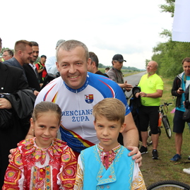 Prvých 13,4 km vážskej cyklotrasy dnes župa odovzdala verejnosti. niektorí cyklisti to označujú za udalosť roka. - IMG_2717