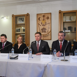 Púchovský región navštívil predseda vlády, neobišiel ani župné gymnázium - 20170213_PUCHOV_Fico_foto_Radovan_Stoklasa_056w