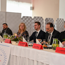 Zväčšiť fotografiu - Regionálne združenie miest a obcí stredného považia rokovalo v dubnici