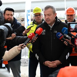 Zväčšiť fotografiu - Rekonštrukciu panelky ukončia o pol roka skôr, ako sa predpokladalo