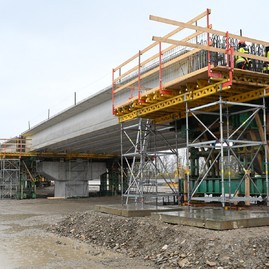 Zväčšiť fotografiu - Rekonštrukciu panelky ukončia o pol roka skôr, ako sa predpokladalo