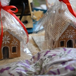 Zväčšiť fotografiu - Remeselné vianočné trhy na trenčianskej župe spájajú sviatočnú atmosféru s dobročinnosťou