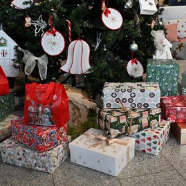 Zväčšiť fotografiu - Remeselné vianočné trhy na trenčianskej župe spájajú sviatočnú atmosféru s dobročinnosťou