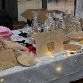 Zväčšiť fotografiu - Remeselné vianočné trhy na trenčianskej župe spájajú sviatočnú atmosféru s dobročinnosťou